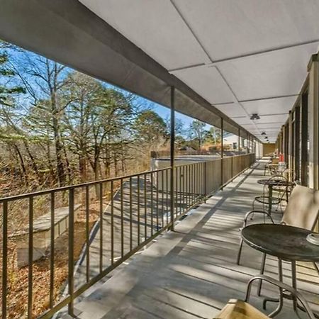Stonegate Lodge King Bed Wifi 50 In Roku Tv Salt Water Pool Room # 101 Eureka Springs Exterior photo