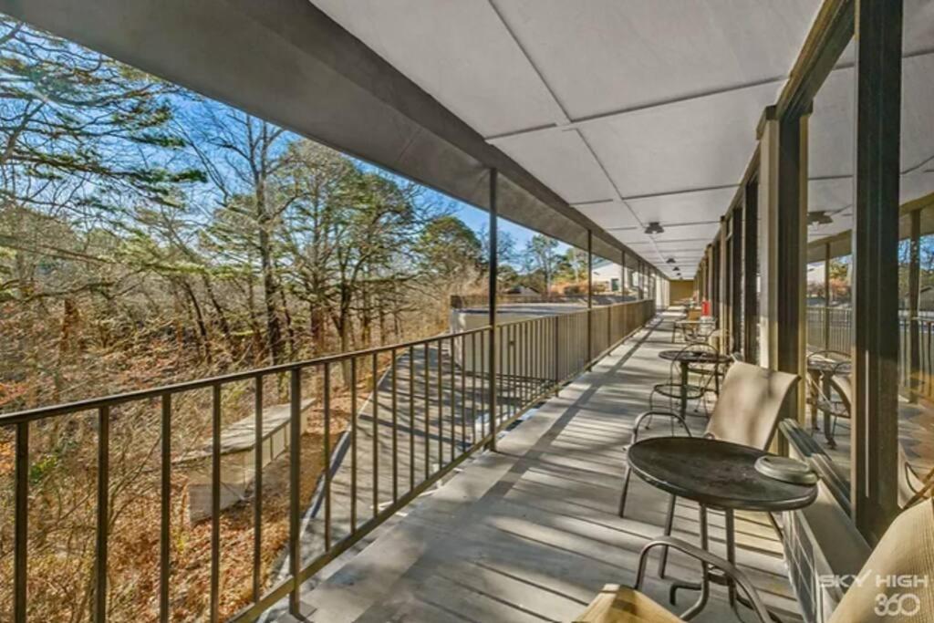 Stonegate Lodge King Bed Wifi 50 In Roku Tv Salt Water Pool Room # 101 Eureka Springs Exterior photo
