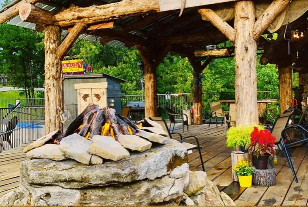 Stonegate Lodge King Bed Wifi 50 In Roku Tv Salt Water Pool Room # 101 Eureka Springs Exterior photo