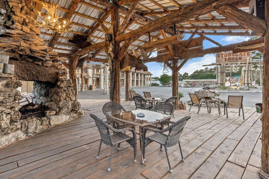 Stonegate Lodge King Bed Wifi 50 In Roku Tv Salt Water Pool Room # 101 Eureka Springs Exterior photo