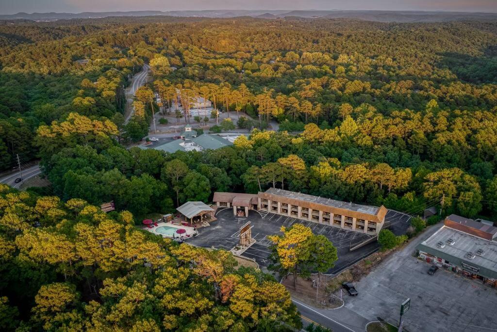 Stonegate Lodge King Bed Wifi 50 In Roku Tv Salt Water Pool Room # 101 Eureka Springs Exterior photo
