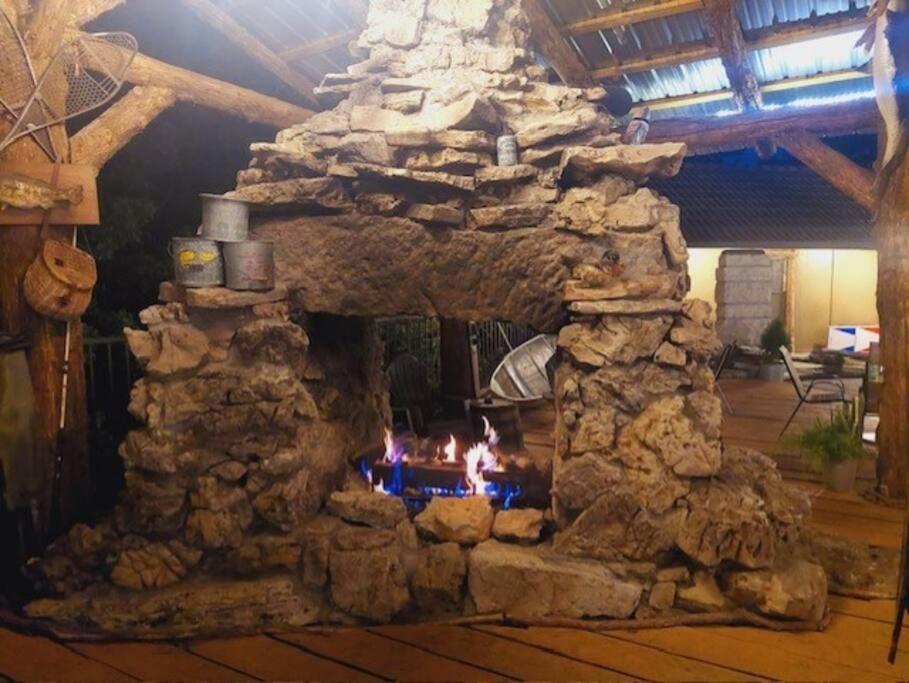 Stonegate Lodge King Bed Wifi 50 In Roku Tv Salt Water Pool Room # 101 Eureka Springs Exterior photo