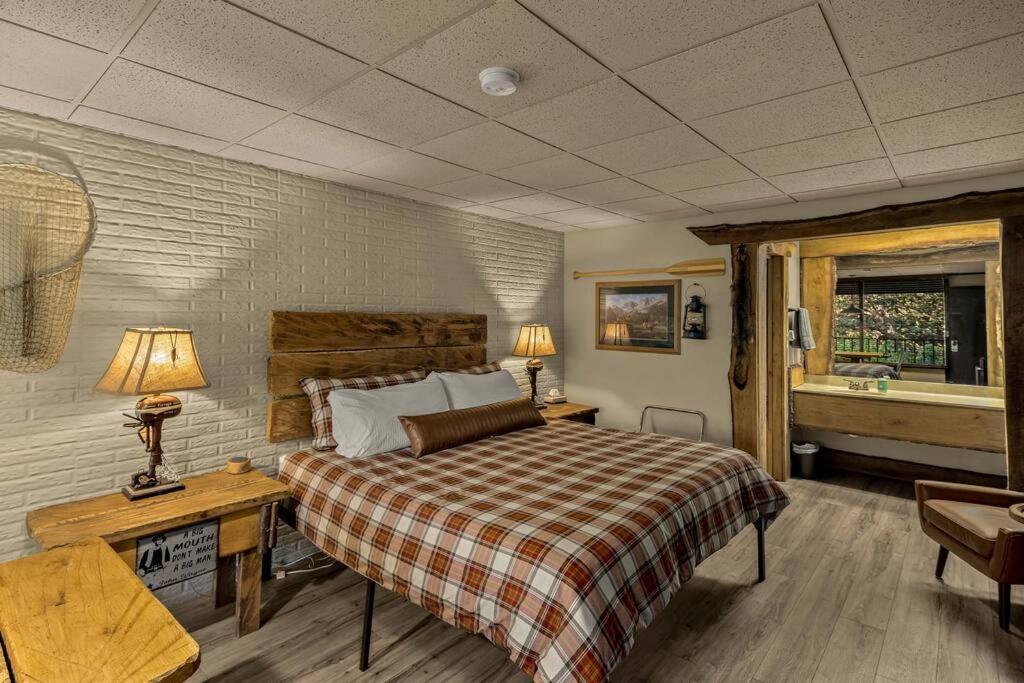 Stonegate Lodge King Bed Wifi 50 In Roku Tv Salt Water Pool Room # 101 Eureka Springs Exterior photo