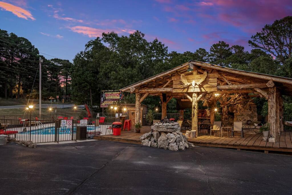 Stonegate Lodge King Bed Wifi 50 In Roku Tv Salt Water Pool Room # 101 Eureka Springs Exterior photo